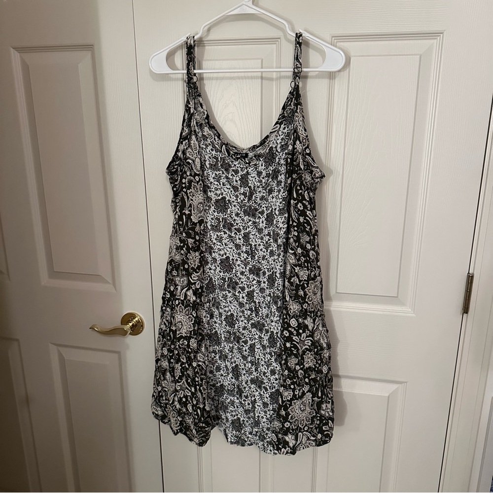 Lightly Worn Torrid Green & White Floral Bandana Print Dress